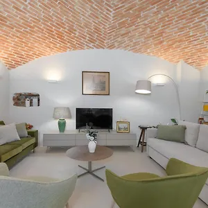 Apartment Exklusiv: Historisches Mit Deckengewoelbe, Munich