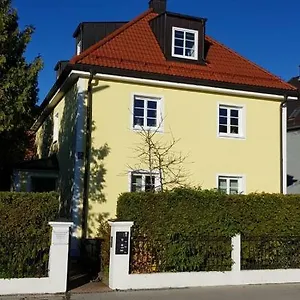 Helle Und Ruhige Dachgeschosswohnung Appartement